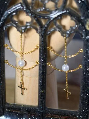 Détails suspension arche gothique perles et croix
