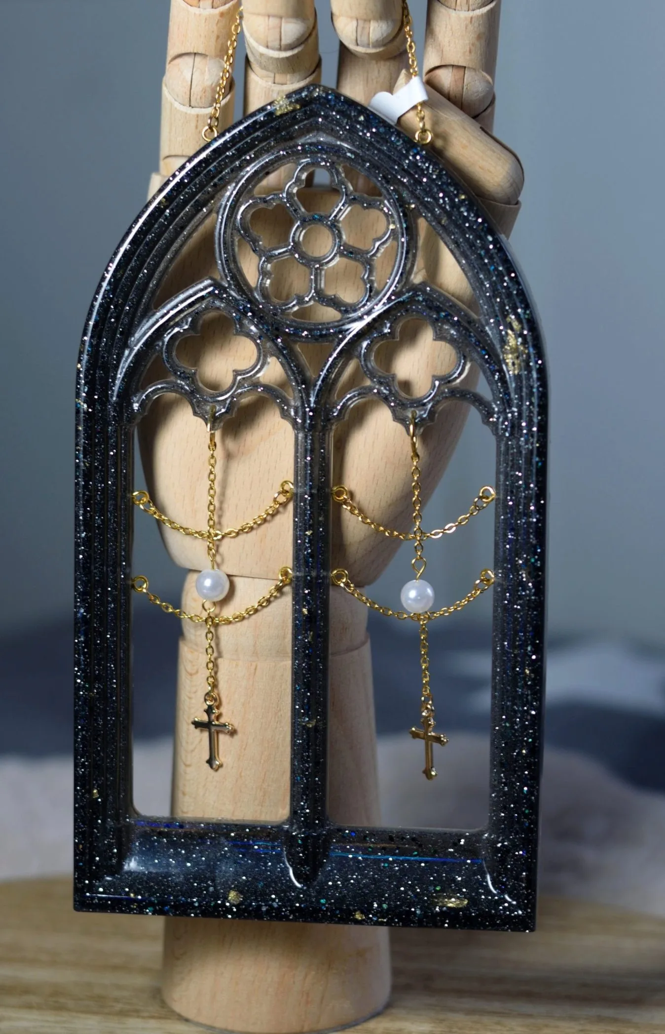 Suspension arche gothique perles de culture et croix