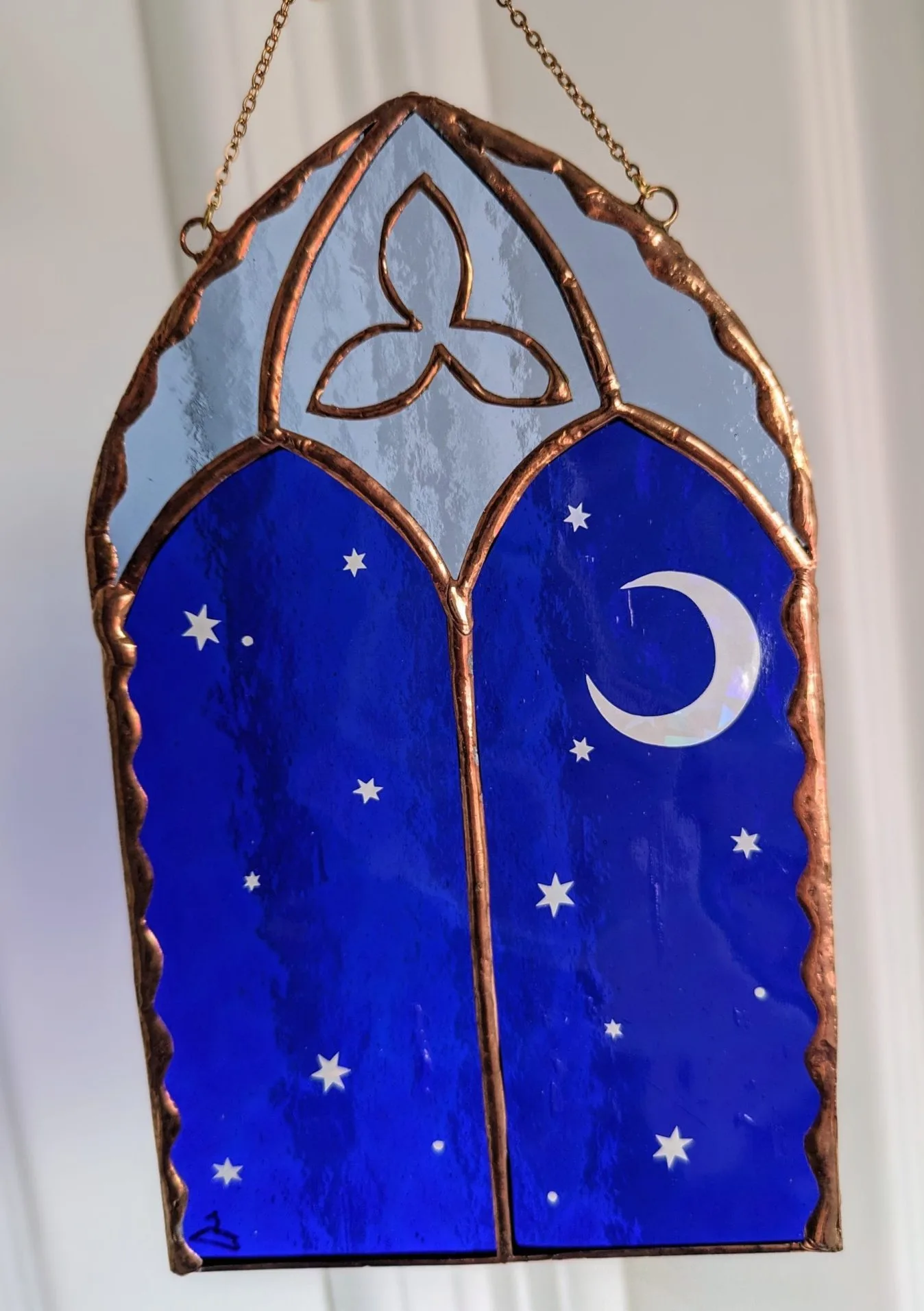 Vitrail lune gothique
