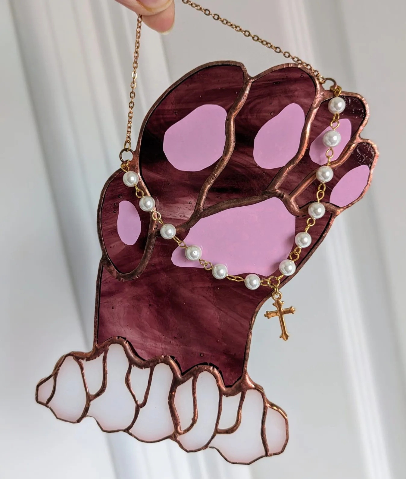 Vitrail chat — patte de chat façon Renaissance, fait main 1 Vitrail Chat Renaissance Pourpre Avec Chapelet en Perles de Culture