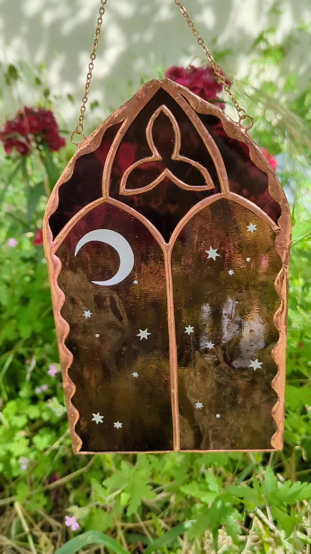 vitrail lune gothique pourpre