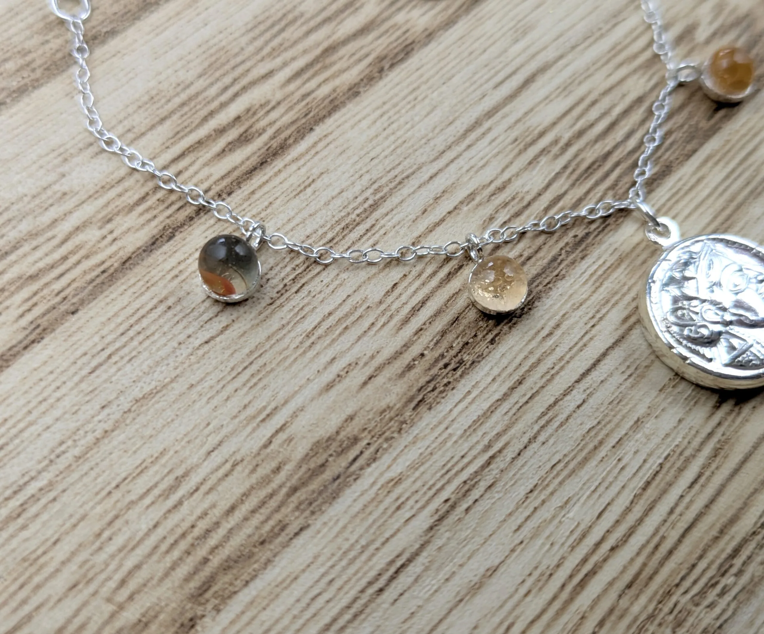 Bracelet pièce de monnaie argent — cabochons verre fusionné, Drachme ou Florin, fait main – Image 3